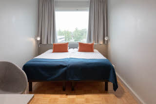 Copyright: : Annabelle Antas Standard king bed